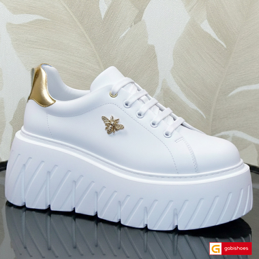 Pantofi Sport Dama Piele Naturala Alba Lorena 3876-2

Material: Piele Naturala
Culoare: Alb cu auriu
Tip: Pantofi
Stil: Sport
Caracteristici Pantofi sport piele naturala alba si piele naturala aurie
- Pantofi piele naturala alba , sistem de inchidere cu siret&nbsp;
- Pantofi sport cu burete special extra-confort
- Talpa alba cusuta , brant interior cu burete special , mesina naturala&nbsp;&nbsp;
- Inaltime talpa : 8 cm&nbsp;
- Schimb gratuit
*Masuratori realizate pentru marimea 37.

Pantofii sunt confection