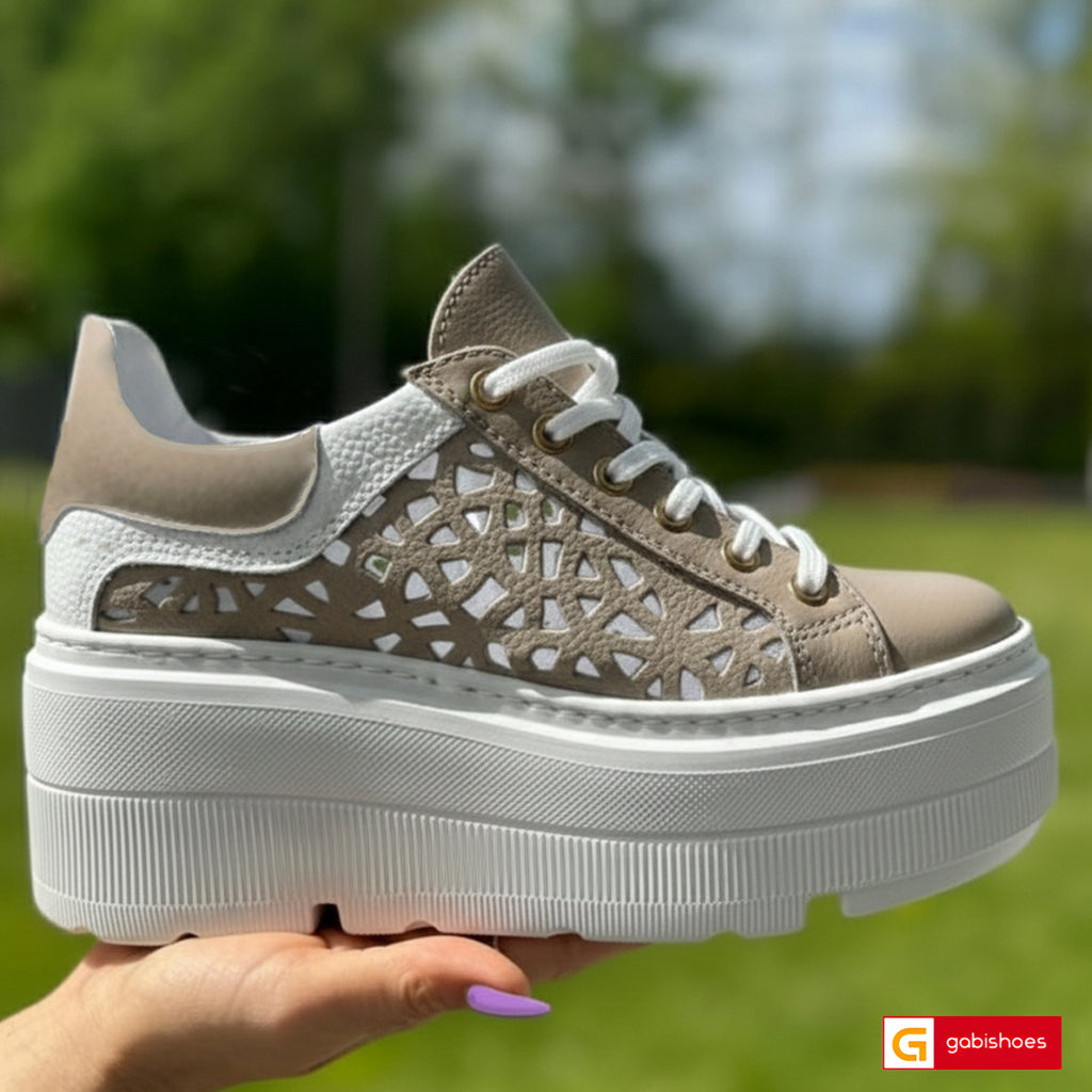 Pantofi Sport Dama Piele Naturala Alb cu Taupe Lorena 3507-8

Material: Piele Naturala
Culoare: Alb cu taupe
Tip: Pantofi
Stil: Sport
Caracteristici Pantofi sport piele naturala alba si piele naturala taupe
- Pantofi piele naturala alb cu taupe , sistem de inchidere cu siret&nbsp;
- Pantofi sport cu burete special extra-confort
- Talpa&nbsp;alba cusuta , brant interior cu burete special , mesina naturala&nbsp;&nbsp;
- Inaltime talpa : 6.5 cm&nbsp;
- Schimb gratuit
*Masuratori realizate pentru marimea 37.

P