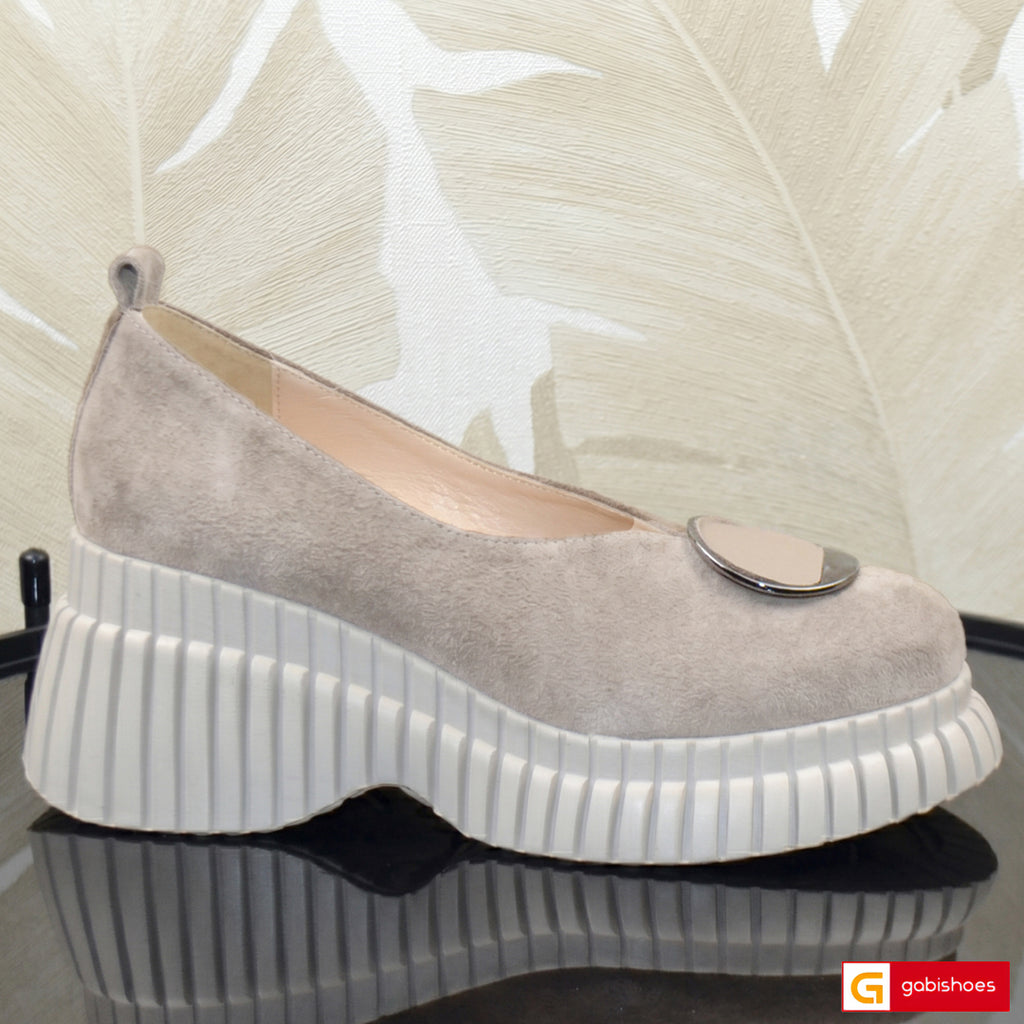 Material: Piele Naturala Intoarsa
Culoare: Taupe
Tip: Pantofi&nbsp;
Stil: Casual&nbsp;
Caracteristici: pantofi dama piele natutala intoarsa taupe
- Pantofi piele naturala intoarsa taupe ,ornament argintiu
- Pantofi cu burete special extra-confort
- Talpa bej , brant interior cu burete special mesina naturala bej
- Inaltime talpa : 7cm in spate si platforma in fata 3cm
- Schimb gratuit
*Masuratori realizate pentru marimea 37.

Pantofii sunt confectionati din piele de calitate superioara.

Talpa pantofilor di