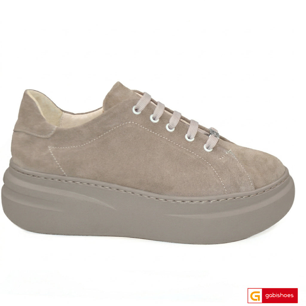 Pantofi Sport Piele Naturala Intoarsa Taupe Gabinna 4340-1

Material: Piele Naturala
Culoare: Bej cu auriu
Tip: Pantofi
Stil: Sport
Caracteristici Pantofi sport piele naturala intoarsa taupe
- Pantofi piele naturala sistem de inchidere cu siret&nbsp;
- Pantofi sport cu burete special extra-confort
- Talpa bej cusuta , brant interior cu burete special , mesina naturala&nbsp;&nbsp;
- Inaltime talpa : 5,5 cm&nbsp;
- Schimb gratuit
*Masuratori realizate pentru marimea 37.

Pantofii&nbsp;sunt confectionatii din 