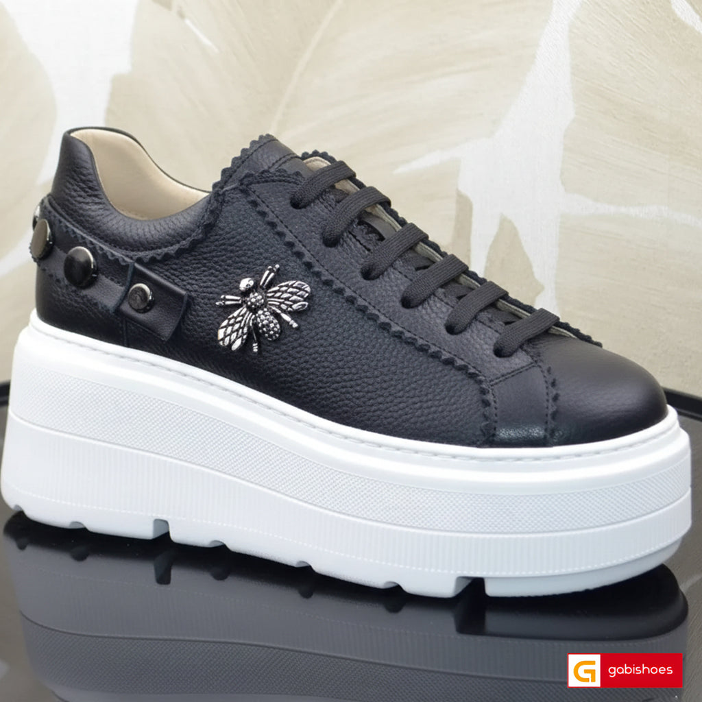 Pantofi Sport Dama Piele Naturala Neagra Lorena 4020-3 New

Material: Piele Naturala
Culoare: Neagra
Tip: Pantofi
Stil: Sport
Caracteristici Pantofi sport piele naturala neagra
- Pantofi piele naturala neagra , sistem de inchidere cu siret&nbsp;
- Pantofi sport cu burete special extra-confort
- Talpa alba cusuta , brant interior cu burete special , mesina naturala&nbsp;&nbsp;
- Inaltime talpa : 7 cm&nbsp;
- Schimb gratuit
*Masuratori realizate pentru marimea 37.

Pantofii sunt confectionati din piele de cal