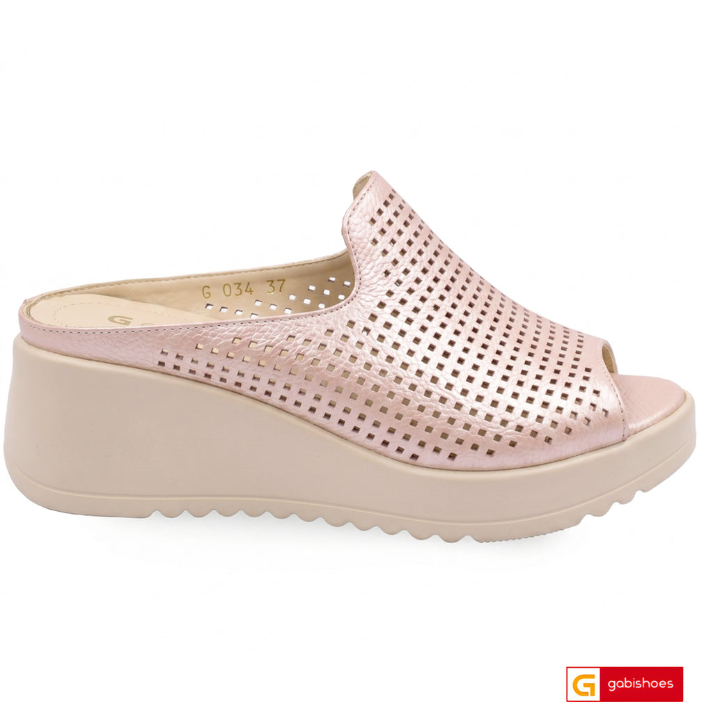-Material: Piele Naturala&nbsp;
-Culoare: Bej pudra
-Tip: Sanda
-Stil: Confort

- Sanda piele naturala bej pudra cu model gaurele
- Sanda cu burete special extra-confort
- Talpa bej , varf rotund, brant interior cu burete special mesina naturala&nbsp;
- Inaltime toc: 5 cm
- Schimb gratuit
*Masuratori realizate pentru marimea 37