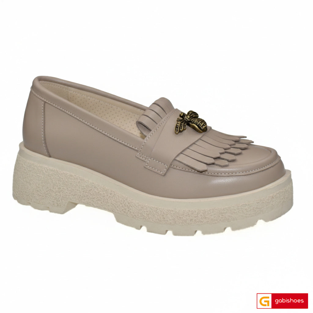 Material: Piele Naturala
Culoare: Taupe&nbsp;
Tip: Pantofi
Stil: Casual

- Pantofi piele naturala taupe&nbsp;
- Pantofi cu burete special extra-confort
- Talpa bej , varf rotunt, brant interior cu burete special , mesina naturala
- Inaltime talpa : 6 cm ,talpa usoara
- Schimb gratuit
*Masuratori realizate pentru marimea 37