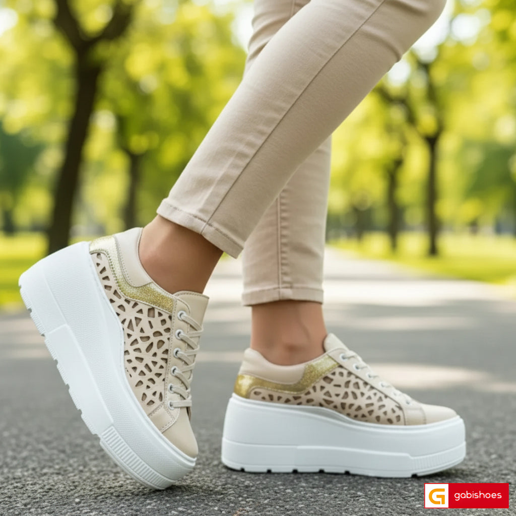 Pantofi Sport Dama Piele Naturala Bej cu Auriu Lorena 3962-4 NEW

Material: Piele Naturala
Culoare: Bej cu auriu
Tip: Pantofi
Stil: Sport
Caracteristici Pantofi sport piele naturala bej cu auriu
- Pantofi piele naturala alb , sistem de inchidere cu siret&nbsp;
- Pantofi sport cu burete special extra-confort
- Talpa&nbsp;alba cusuta , brant interior cu burete special , mesina naturala&nbsp;&nbsp;
- Inaltime talpa : 8 cm&nbsp;
- Schimb gratuit
*Masuratori realizate pentru marimea 37.

Pantofii sunt confection