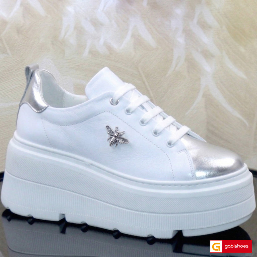 Pantofi Sport Dama Piele Naturala Alb cu Argintiu Lorena 3503-10

Material: Piele Naturala
Culoare: Alb cu Argintiu
Tip: Pantofi
Stil: Sport
Caracteristici Pantofi sport piele naturala alba si piele naturala argintie
- Pantofi piele naturala alba ,&nbsp; sistem de inchidere cu siret&nbsp;
- Pantofi sport cu burete special extra-confort
- Talpa alba cusuta , brant interior cu burete special , mesina naturala&nbsp;&nbsp;
- Inaltime talpa : 8 cm&nbsp;
- Schimb gratuit
*Masuratori realizate pentru marimea 37.

