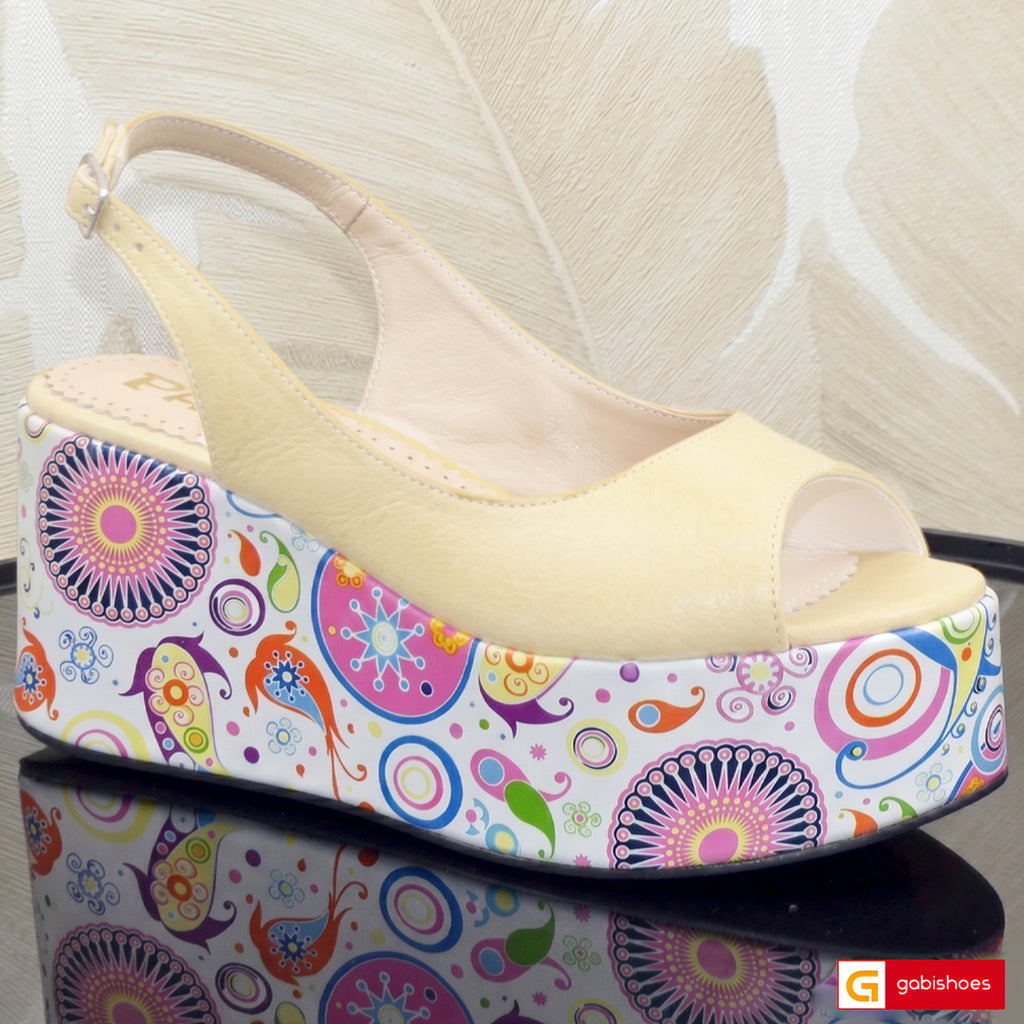 -Material: Piele Naturala
-Culoare: Galben cu multicolor
-Tip: Sanda
-Stil: Confort

- Sanda piele naturala galben si piele naturala multicolora ,sistem de inchidere cu bareta
- Sanda cu burete special extra-confort&nbsp;
- Talpa neagra , varf rotund, brant interior cu burete special mesina naturala alba
- Inaltime talpa : 8 cm ,platou imbracat in piele naturala multicolora&nbsp;
*Masuratori realizate pentru marimea 37