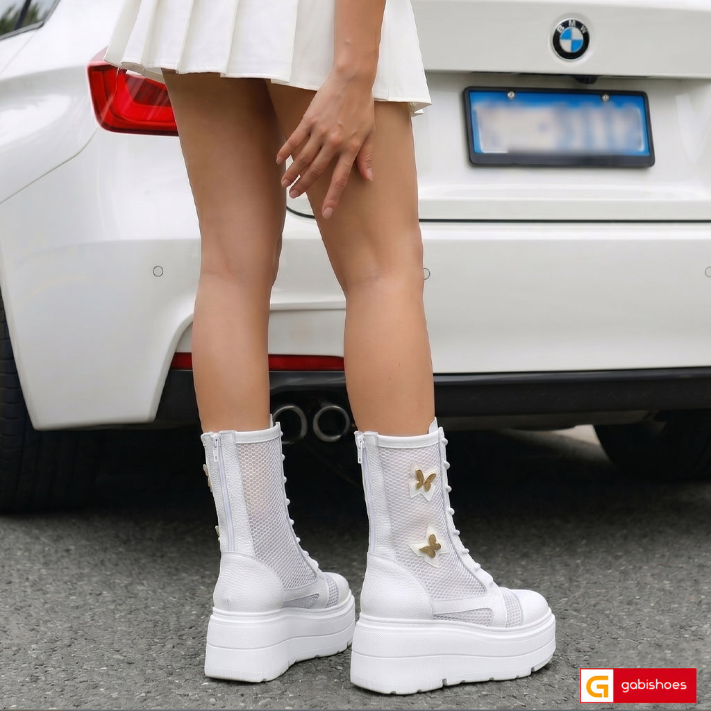 Ghete Sport Dama Piele Naturala Alba Lorena 3932-6

Material: Piele Naturala
Culoare: Alba
Tip: Ghete
Stil: Sport
Caracteristici Ghetele sport piele naturala alba si material din panza alba
- Ghete piele naturala alba , sistem de inchidere cu siret si fermoar la spate&nbsp;
- Ghete sport cu burete special extra-confort
- Talpa alba cusuta , brant interior cu burete special , mesina naturala&nbsp;&nbsp;
- Inaltime talpa : 7 cm&nbsp;
- Schimb gratuit
*Masuratori realizate pentru marimea 37. Ghetele&nbsp;sunt 