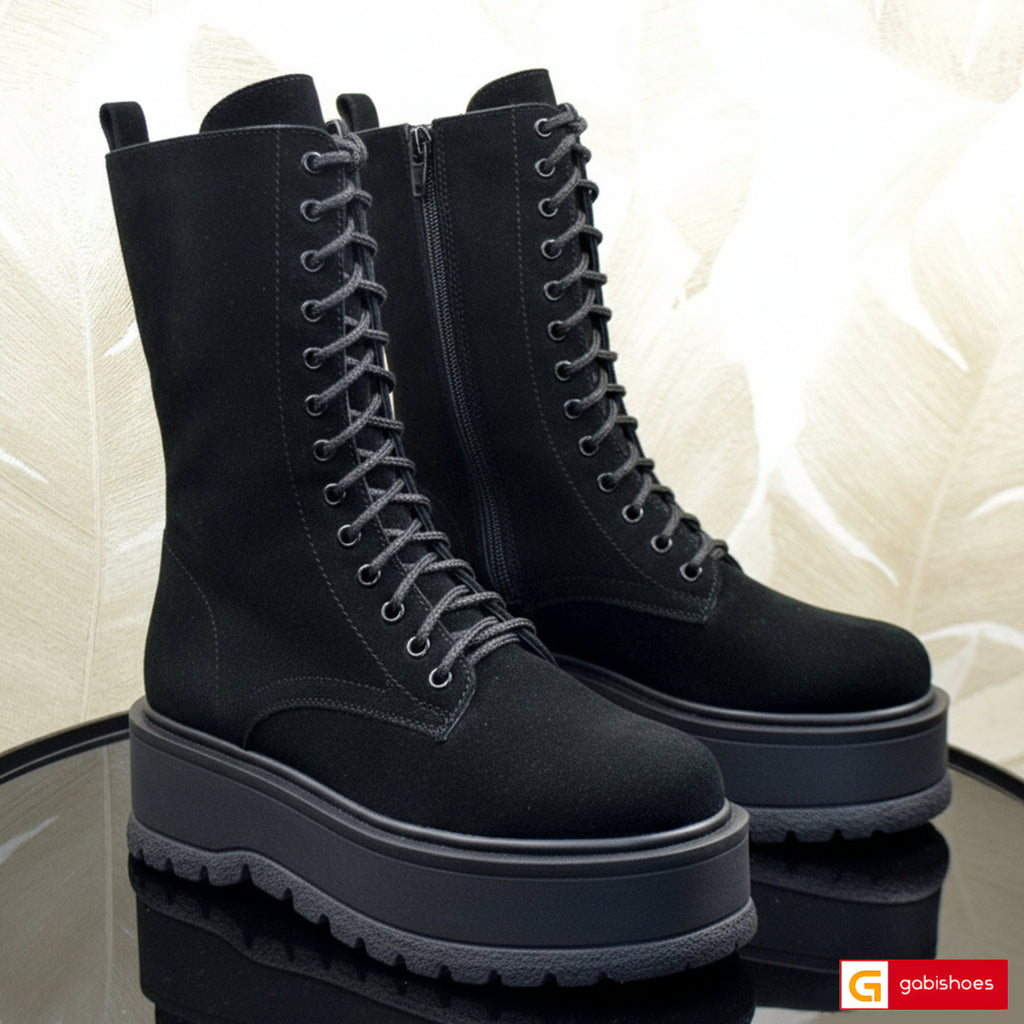 Material: Piele Naturala Intoarsa
Tip: Bocanci&nbsp;&nbsp;
Stil: Casual

- Bocanci piele naturala intoarsa neagra
- Bocanci cu fermoar, inaltime de la talpa in sus 25 cm
- Talpa neagra, varf rotunt, interior brant cu burete special, Talpa 6 cm&nbsp;
- Schimb gratuit, talpa usoara, interior mesina neagra si material textil,
* Masuratori realizeaza pentru marimea 37&nbsp; marimile 35=22,2cm : 36=22,9cm: 37=23,5cm: 38=24,2cm:&nbsp; 39=24,9cm: 40=25,6cm