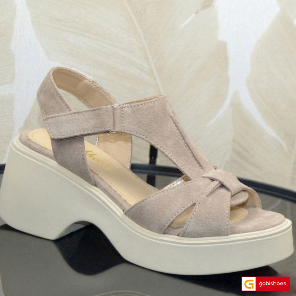 -Material: Piele Naturala Intoarsa
-Culoare: Taupe
-Tip: Pudra
-Stil: Confort

- Sanda piele naturala intoarsa taupe
- Sanda cu burete special extra-confort&nbsp;
- Talpa bej , varf rotund, brant interior cu burete special mesina naturala&nbsp;
- Inaltime toc: 7 cm , platou de 3 cm
- Schimb gratuit
*Masuratori realizate pentru marimea 37