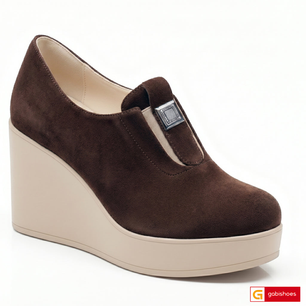 Pantofi Dama Piele Naturala Intoarsa Maro Gabinna 4191-8&nbsp;

Material: Piele Naturala Intoarsa
Culoare: Maro
Tip: Pantofi
Stil: Ortopedic
Caracteristici: Pantofi ortopedici piele naturala intoarsa maro cu elastic
- Pantofi piele naturala intoarsa maro
- Pantofi casual cu burete special extra-confort
- Talpa bej , brant interior cu burete special , mesina naturala&nbsp;&nbsp;
- Inaltime talpa : 8.5 cm&nbsp;
- Schimb gratuit
*Masuratori realizate pentru marimea 37.

Pantofii sunt confectionati din piele de
