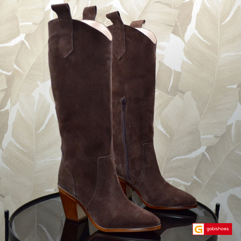 -Material: Piele Naturala Intoarsa
-Culoare: Maro
-Tip: Cizme&nbsp;
-Stil: Vrei sa adaugi un touch glam tinutei tale? Atunci cu siguranta aceste ciocate sunt alegerea perfecta!

- Cizme piele naturala intoarsa maro , pulpa sus 37 cm
- Cizme cu fermoar, Toc inaltime 8 cm&nbsp;
- Talpa maro, varf ascutit, brant interior cu burete special, mesina naturala si material textil negru {blanita}- la cerere mesina naturala complet +40 lei
- Schimb gratuit&nbsp;
* Masuratori realizate pentru marimea 37