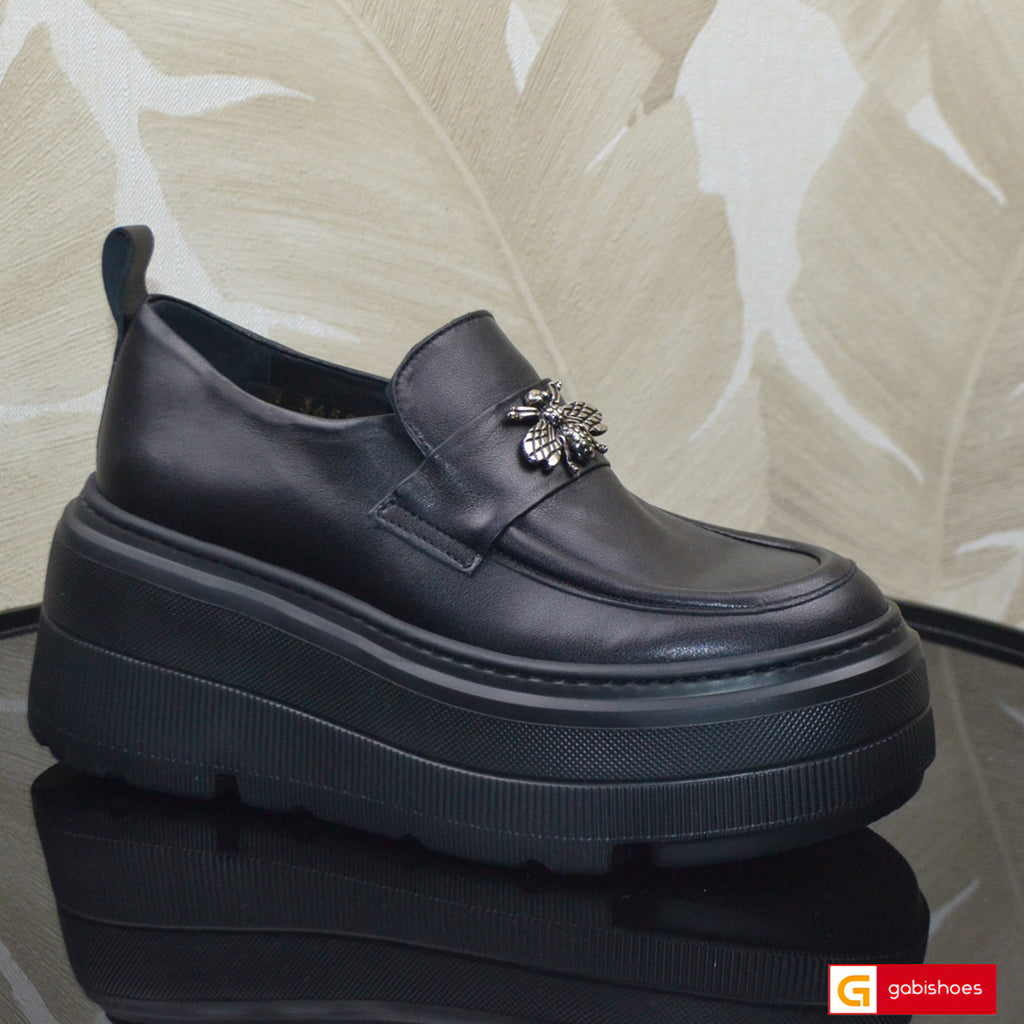 


Pantofi Sport Dama Piele Naturala Neagra Lorena 3655-7

Material: Piele Naturala
Culoare: Neagra
Tip: Pantofi
Stil: Sport
Caracteristici: Pantofi sport piele naturala neagra
- Pantofi piele naturala neagra , sistem de inchidere cu elastic
- Pantofi sport cu burete special extra-confort
- Talpa neagra cusuta , brant interior cu burete special , mesina naturala&nbsp;&nbsp;
- Inaltime talpa :7cm&nbsp;
- Schimb gratuit
*Masuratori realizate pentru marimea 37.

Pantofii sunt confectionati din piele de calitat