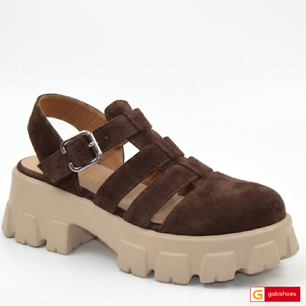 -Material: Piele Naturala Intoarsa
-Culoare: Maro
-Tip: Sanda
-Stil: Confort

- Sanda piele naturala intoarsa maro ,sistem de inchidere cu catarama
- Sanda cu burete special extra-confort&nbsp;
- Talpa bej , varf rotund, brant interior cu burete special mesina naturala&nbsp;
- Inaltime toc: 5 cm , talpa usoara din poliuretan
- Schimb gratuit&nbsp;
*Masuratori realizate pentru marimea 37