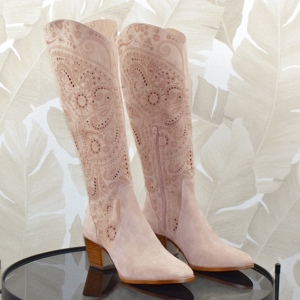 -Material: Piele Naturala Intoarsa
-Culoare: Capucino&nbsp;
-Tip: Cizme&nbsp;
-Stil: Perforate&nbsp;

- Cizme piele naturala intoarsa capuccino cu model si perforata laser&nbsp;
- Cizme cu fermoar, Toc inaltime 5 cm&nbsp;
- Talpa bej cu maro, varf ascutit, brant interior cu burete special, mesina naturala bej&nbsp;
- Schimb gratuit&nbsp;
* Masuratori realizate pentru marimea 37