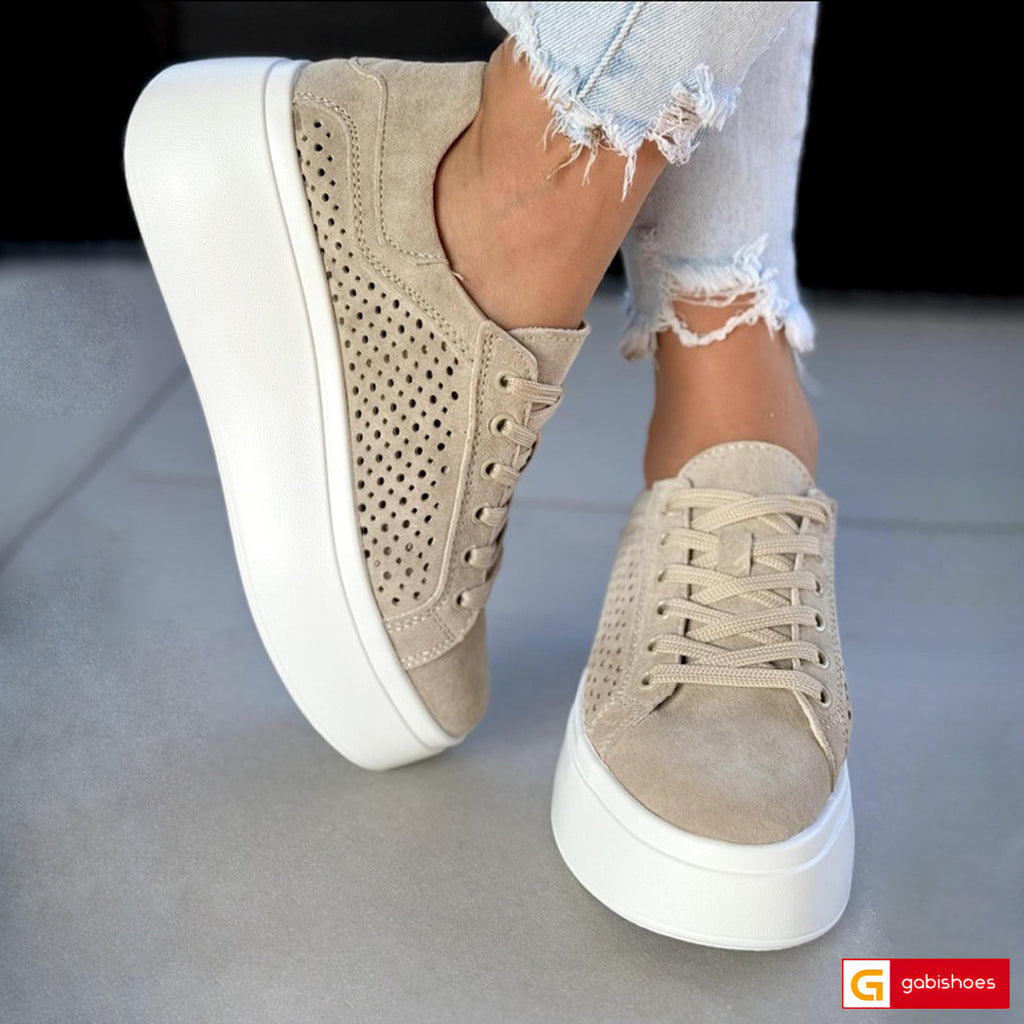 Pantofi Sport Dama Piele Naturala Intoarsa Taupe Lorena 3748-49

Material: Piele Naturala Intoarsa
Culoare: Taupe
Tip: Pantofi
Stil: Sport
Caracteristici Pantofi sport piele naturala intoarsa taupe si piele naturala intoarsa taupe cu model gaurele
- Pantofi piele naturala taupe ,&nbsp; sistem de inchidere cu siret&nbsp;
- Pantofi sport cu burete special extra-confort
- Talpa&nbsp;alba cusuta , brant interior cu burete special , mesina naturala&nbsp;&nbsp;
- Inaltime talpa : 6 cm&nbsp;
- Schimb gratuit
*Masu