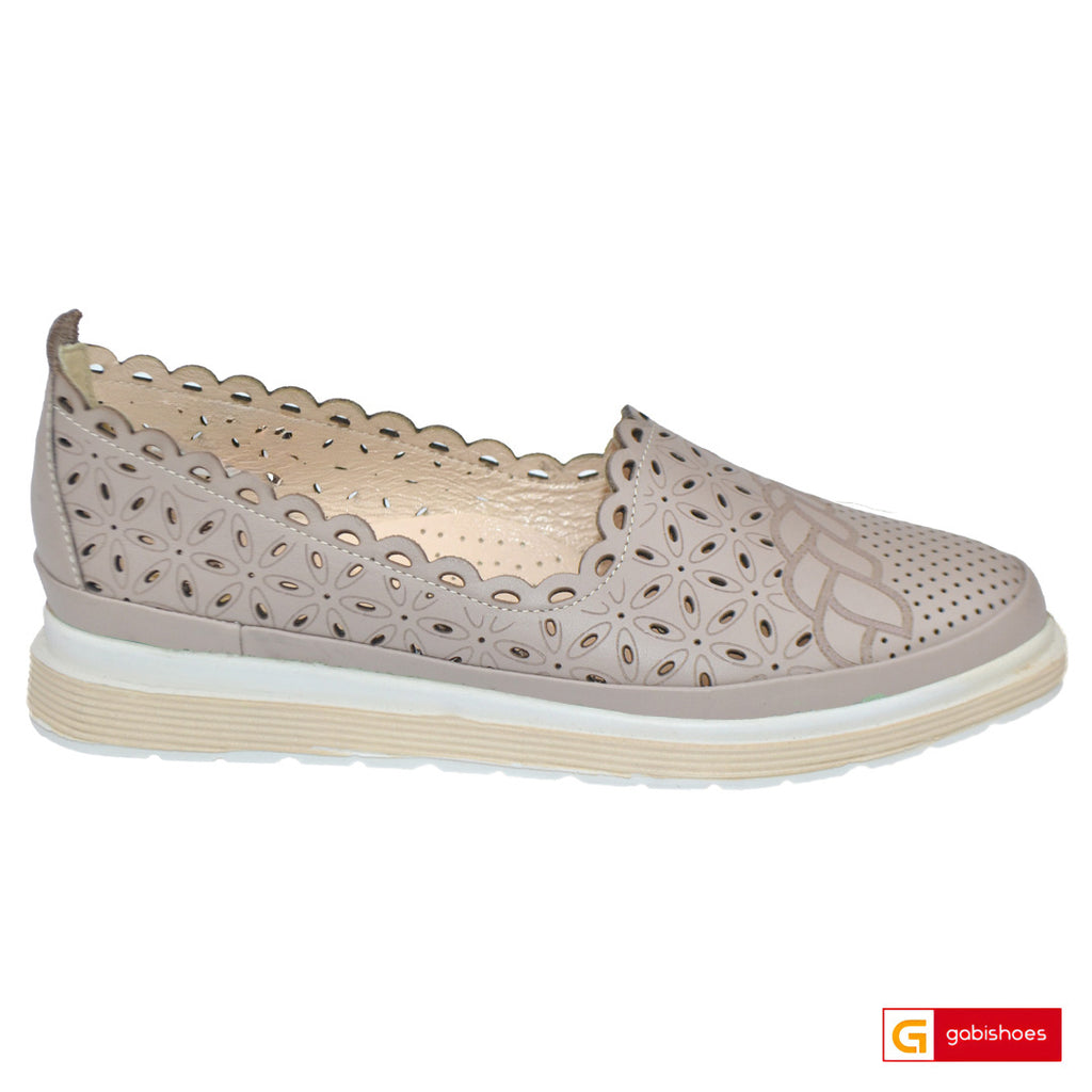 -Material: Piele Naturala
-Culoare: Taupe
-Tip: Pantofi
-Stil: Balerini

- Balerini piele naturala Taupe cu gaurele&nbsp;
- Balerini cu burete special extra-confort
- Talpa alb cu bej, varf rotund, brant interior cu burete special mesina naturala bej
- Inaltime talpa : 2 cm
*Masuratori realizate pentru marimea 37