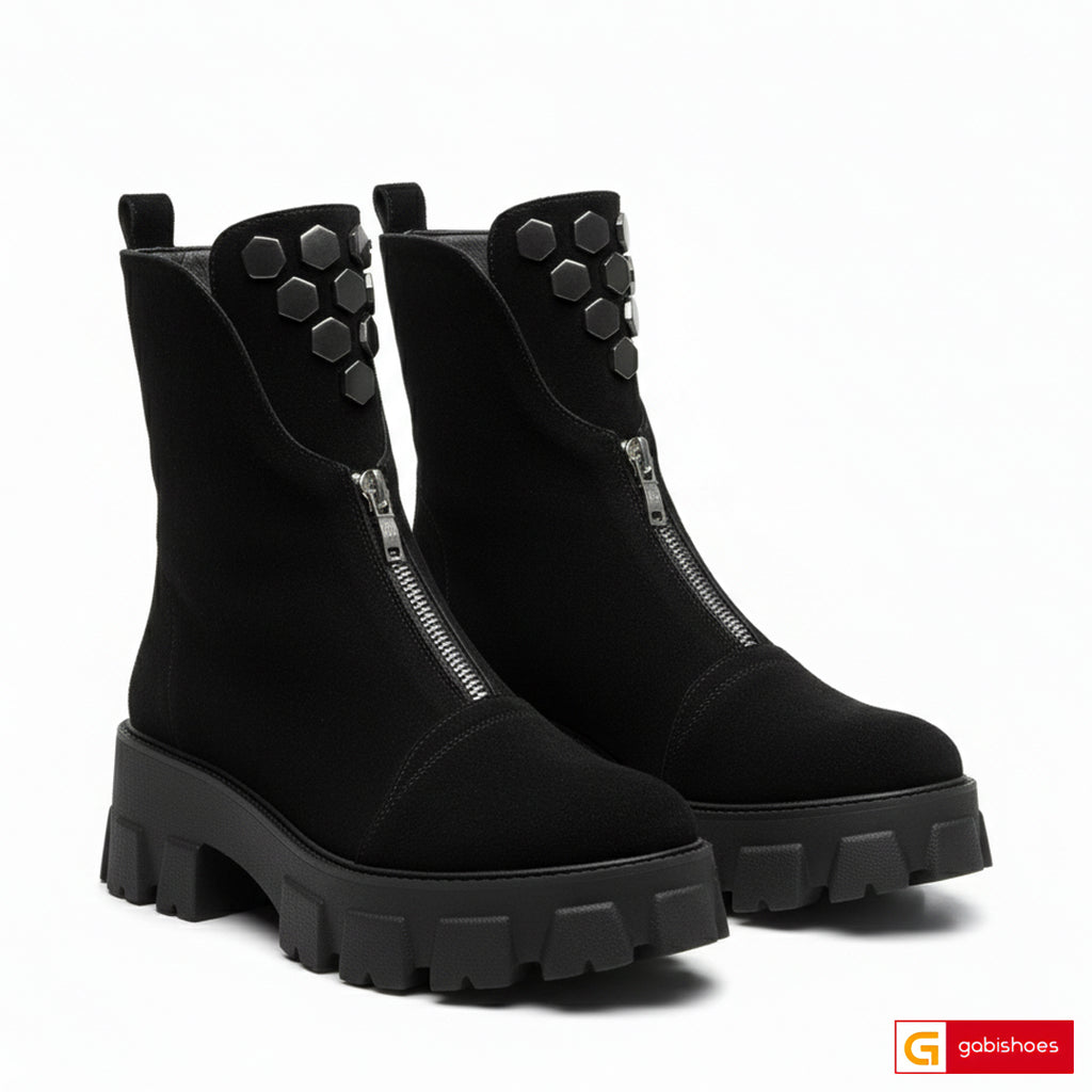 Material: Piele Naturala Intoarsa
Culoare: Neagra
Tip:&nbsp;Ghete&nbsp;&nbsp;
Stil: Casual

- Ghete piele naturala intoarsa neagra ,ornamente argintii
- Ghete&nbsp; cu fermoar ,inaltime de la talpa in sus 21 cm
- Talpa neagra , varf rotunt, interior brant cu burete special, mesina naturala neagra&nbsp;
- Inaltime Talpa 5 cm&nbsp;
- Schimb&nbsp; gratuit
* Masuratori realizeaza pentru marimea 37