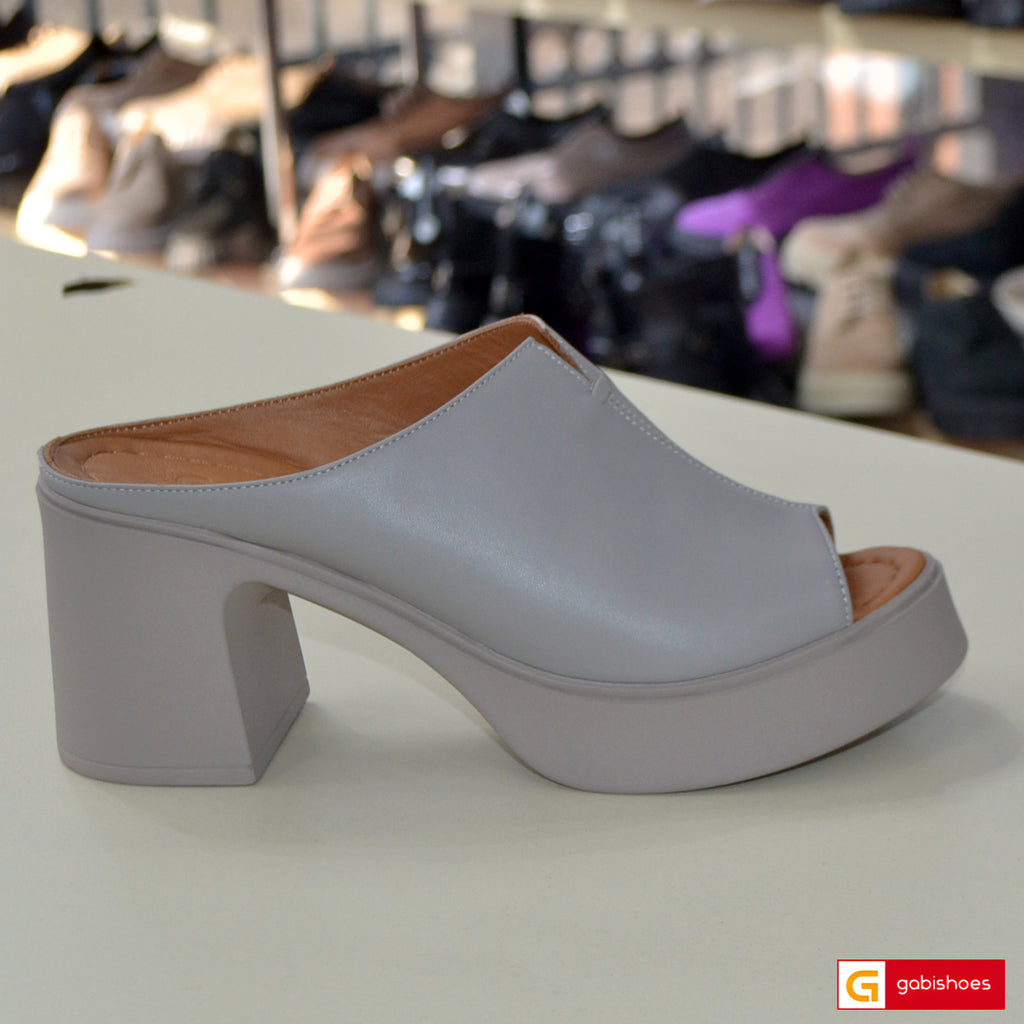 -Material: Piele Naturala&nbsp;
-Culoare:Taupe
-Tip: Sanda
-Stil: Confort

- Sanda piele naturala taupe
- Sanda cu burete special extra-confort&nbsp;
- Talpa taupe , varf rotund, brant interior cu burete special mesina naturala&nbsp;
- Inaltime toc: 9 cm , talpa usoara&nbsp;
- Schimb gratuit
*Masuratori realizate pentru marimea 37