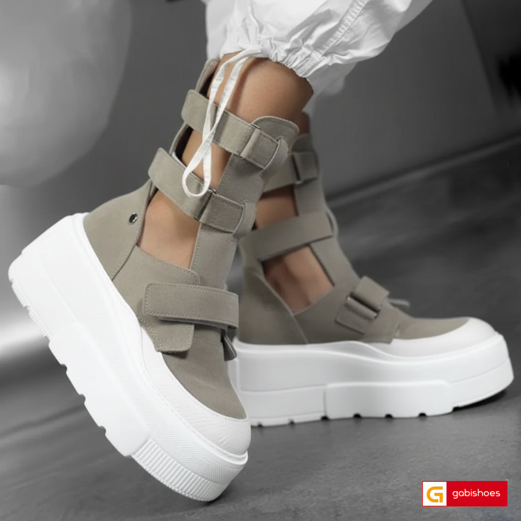 Ghete Sport Dama Piele Naturala Alb cu Taupe Lorena 4080-1

Material: Piele Naturala
Culoare: Alb cu taupe
Tip: Ghete
Stil: Sport
Caracteristici Ghetele sport piele naturala alba si piele naturala intoarsa taupe
- Ghete piele naturala alba , sistem de inchidere cu arici&nbsp;
- Ghete sport cu burete special extra-confort
- Talpa alba cusuta , brant interior cu burete special , mesina naturala&nbsp;&nbsp;
- Inaltime talpa : 8 cm&nbsp;
- Schimb gratuit
*Masuratori realizate pentru marimea 37. Ghetele&nbsp;sun