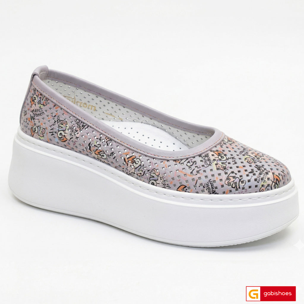 Material: Piele Naturala&nbsp;
Culoare:Multicolora
Tip: Pantofi&nbsp;
Stil: Balerini&nbsp;
Caracteristici: balerini dama piele natutala taupe cu model si cu imprimeu gaurele
- Balerini piele naturala multicolora
- Balerini cu burete special extra-confort
- Talpa alba cusuta , brant interior cu burete special mesina naturala&nbsp;
- Inaltime talpa : 6 cm
- Schimb gratuit
*Masuratori realizate pentru marimea 37.

Balerinii sunt confectionati din piele de calitate superioara.

Talpa balerinilor din piele natur