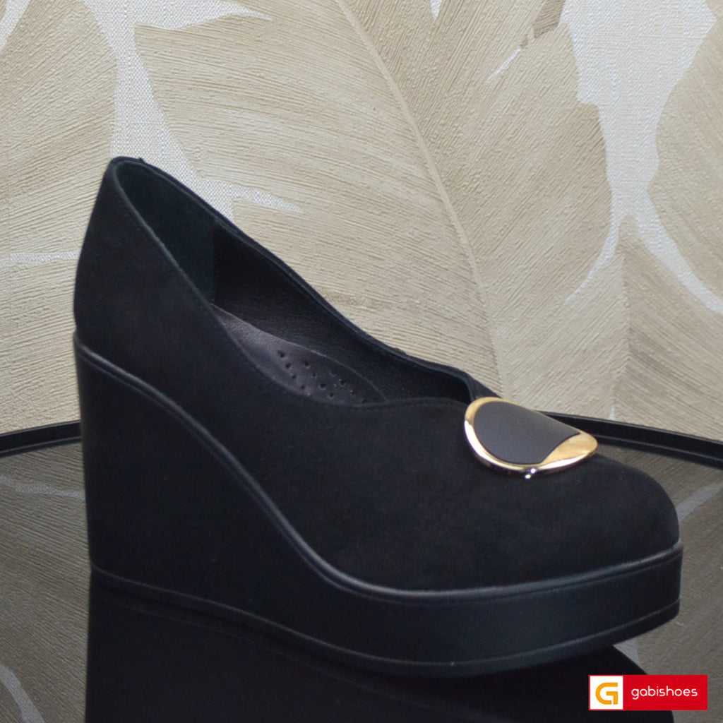 Material: Piele Naturala Intoarsa
Culoare: Negru
Tip: Pantofi
Stil: Casual

- Pantofi piele naturala intoarsa neagra cu ornament negru cu auriu
- Pantofi cu burete special extra-confort
- Talpa neagra , varf rotunt, brant interior cu burete special , mesina naturala bej - Inaltime talpa : 8,5 cm spate si 2,5 cm fata , talpa usoara , calapod comod
- Schimb gratuit
*Masuratori realizate pentru marimea 37&nbsp;