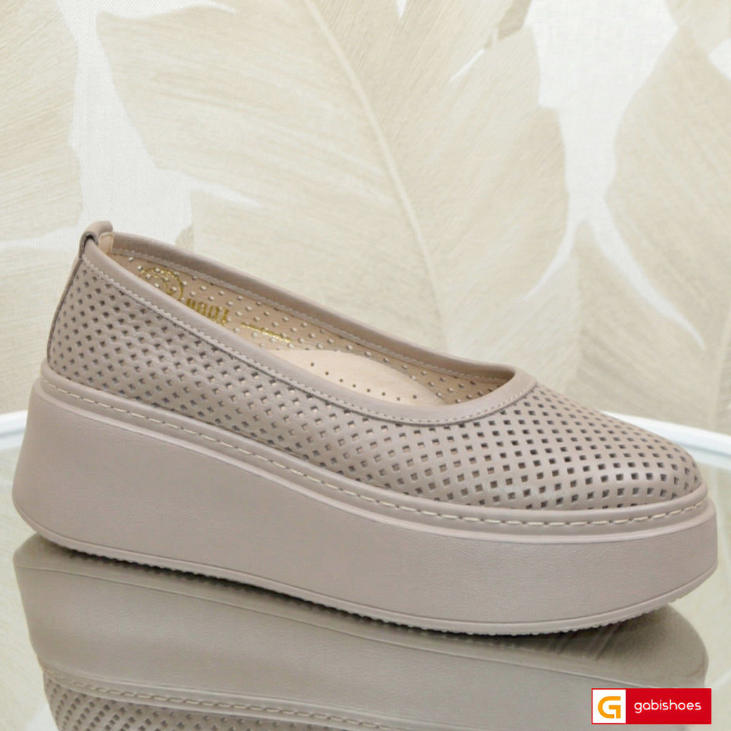 Material: Piele Naturala&nbsp;
Culoare: Taupe
Tip: Pantofi&nbsp;
Stil: Balerini&nbsp;
Caracteristici: balerini dama piele natutala taupe cu imprimeu gaurele
- Balerini piele naturala taupe
- Balerini cu burete special extra-confort
- Talpa taupe cusuta , brant interior cu burete special mesina naturala&nbsp;
- Inaltime talpa : 5,5cm
- Schimb gratuit
*Masuratori realizate pentru marimea 37.

Balerinii sunt confectionati din piele de calitate superioara.

Talpa balerinilor din piele naturala taupe este din sp