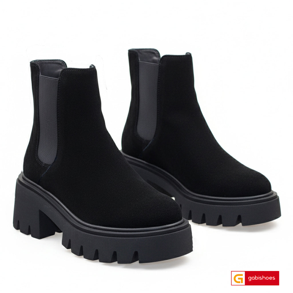 Ghete Piele Naturala Intoarsa Neagra Gabina 4121-3

Material: Piele Naturala Intoarsa
Culoare: Neagra
Tip: Ghete
Stil: Casual
Caracteristici Ghete casual dama piele natutala intoarsa
- Ghete piele naturala intoarsa neagra ,ghete cu elastec
- Ghete cu burete special extra-confort
- Talpa neagra , brant interior cu burete special mesina naturala si blanita neagra&nbsp;
- Inaltime talpa : 7 cm
- Schimb gratuit
*Masuratori realizate pentru marimea 37.

Ghetele sunt confectionate din piele de calitate superioara