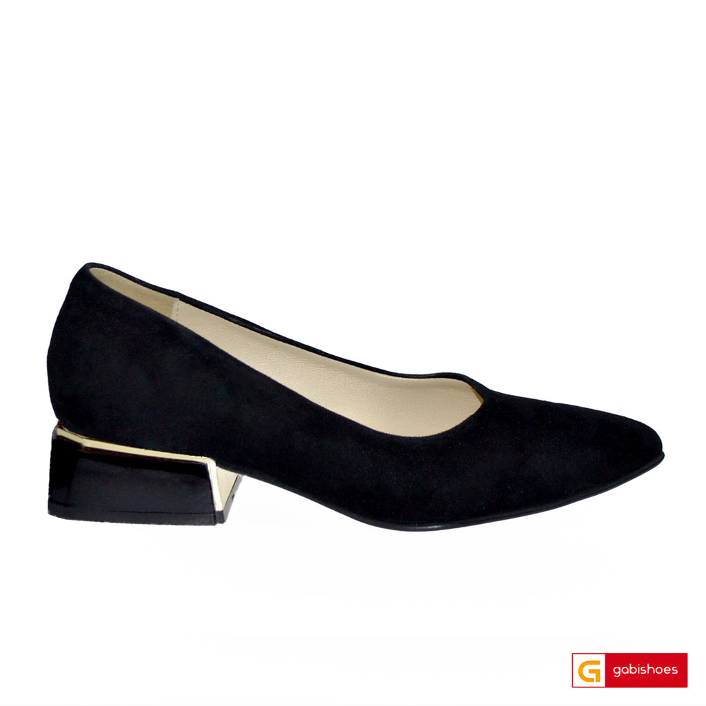 Material: Piele Naturala Intoarsa
Culoare: Neagra
Sfat: Pantofi
Stil: Elegant

- Pantofi piele naturala intoarsa neagra&nbsp;
- Pantofi&nbsp;cu burete extra-confort special
- Talpa neagra, varf ascutit, brant interior cu burete special din mesina naturala bej
- Inaltime toc: 3 cm , lac negru cu auriu special
- Schimb gratuit
* Masuratori realizate pentru marimea 37