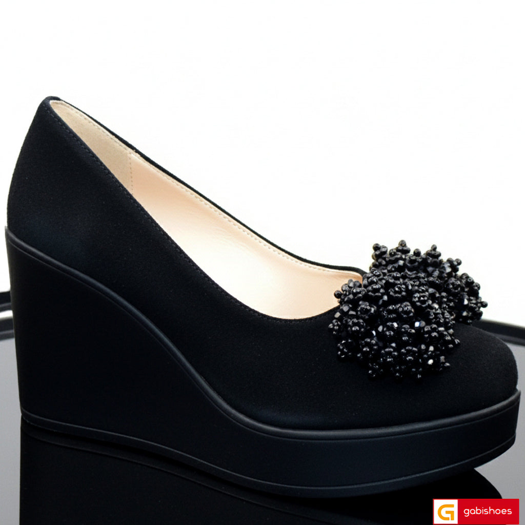 Material: Piele Naturala Intoarsa
Culoare: Negru
Tip: Pantofi
Stil: Casual

- Pantofi piele naturala intoarsa neagra cu ornament negru cu opietre stralucitoare
- Pantofi cu burete special extra-confort
- Talpa neagra , varf rotunt, brant interior cu burete special , mesina naturala bej - Inaltime talpa : 8,5 cm spate si 2,5 cm fata , talpa usoara
- Schimb gratuit
*Masuratori realizate pentru marimea 37
