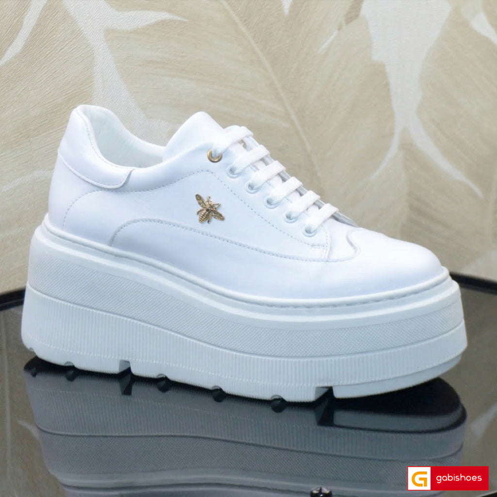 Pantofi Sport Dama Piele Naturala Alba Lorena 3435-3

Material: Piele Naturala
Culoare: Alba
Tip: Pantofi
Stil: Sport
Caracteristici Pantofi sport piele naturala alba&nbsp;
- Pantofi piele naturala alba , sistem de inchidere cu siret&nbsp;
- Pantofi sport cu burete special extra-confort
- Talpa alba cusuta , brant interior cu burete special , mesina naturala&nbsp;&nbsp;
- Inaltime talpa : 8 cm&nbsp;
- Schimb gratuit
*Masuratori realizate pentru marimea 37.

Pantofii sunt confectionati din piele de calitate 