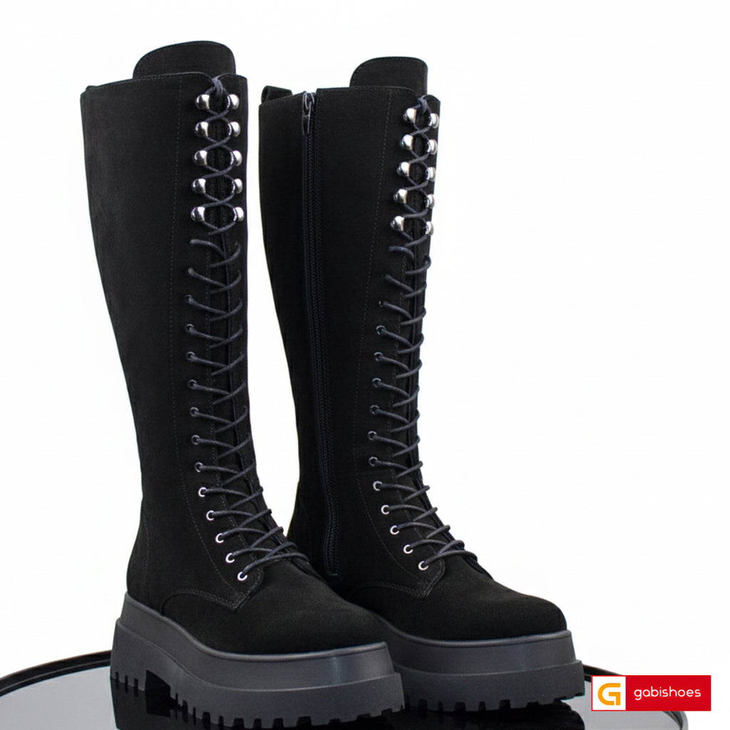 Material: Piele Naturala Intoarsa
Culoare: Neagra
Tip: Bocanci Dama
Stil: Casual

- Bocanci piele naturala intoarsa neagra
- Bocanci cu fermoar si siret,
- Talpa neagra, varful rotund&nbsp;
- Inaltime: 36 cm de la talpa in sus, toc 6 cm
- Interior material textil si mesina naturala neagra, la cerere mesina naturala completa +40 lei
* Masuratori realizate pentru marimea 37