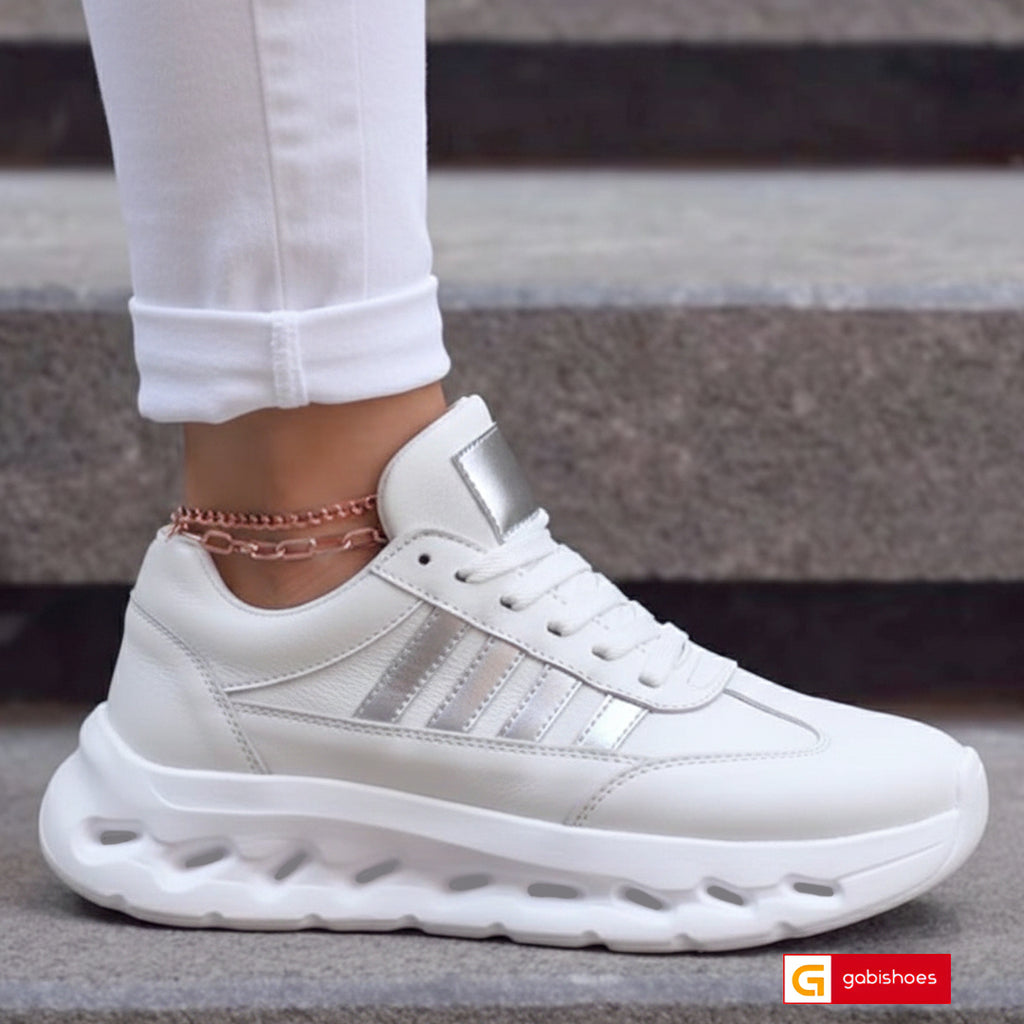 Pantofi Sport Piele Naturala Alba Lorena 4221-2

Material: Piele Naturala&nbsp;&nbsp;
Culoare: Alb cu argintiu
Tip: Pantofi
Stil: Sport
Caracteristici Pantofi sport piele naturala alb cu argintiu
- Pantofi piele naturala alba , sistem de inchidere cu siret&nbsp;
- Pantofi sport cu burete special extra-confort
- Talpa alba sport , brant interior cu burete special , mesina naturala&nbsp;&nbsp;
- Inaltime talpa : 4,5 cm&nbsp;
- Schimb gratuit
*Masuratori realizate pentru marimea 37.

Pantofii sunt confectionat