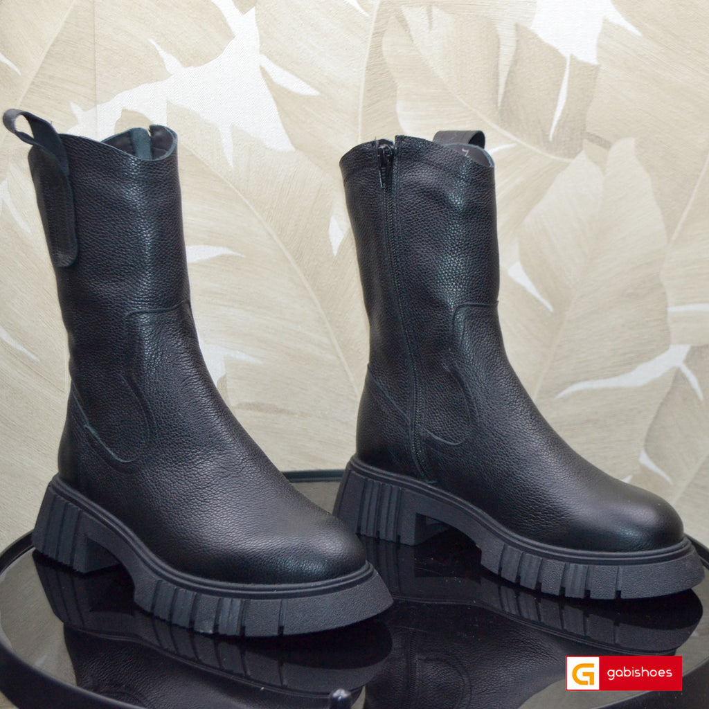 Material: Piele Naturala&nbsp;
Culoare: Neagra
Tip: Ghete 4137-2
Stil: Casual

- Ghete piele naturala neagra
- Ghete cu fermoar pe interior ,inaltime de la talpa in sus 21 cm
- Talpa neagra , varf rotunt, interior brant cu burete special, mesina naturala neagra si blanita neagra
- Inaltime Talpa 4 cm&nbsp;
- Schimb&nbsp; gratuit
* Masuratori realizeaza pentru marimea 37