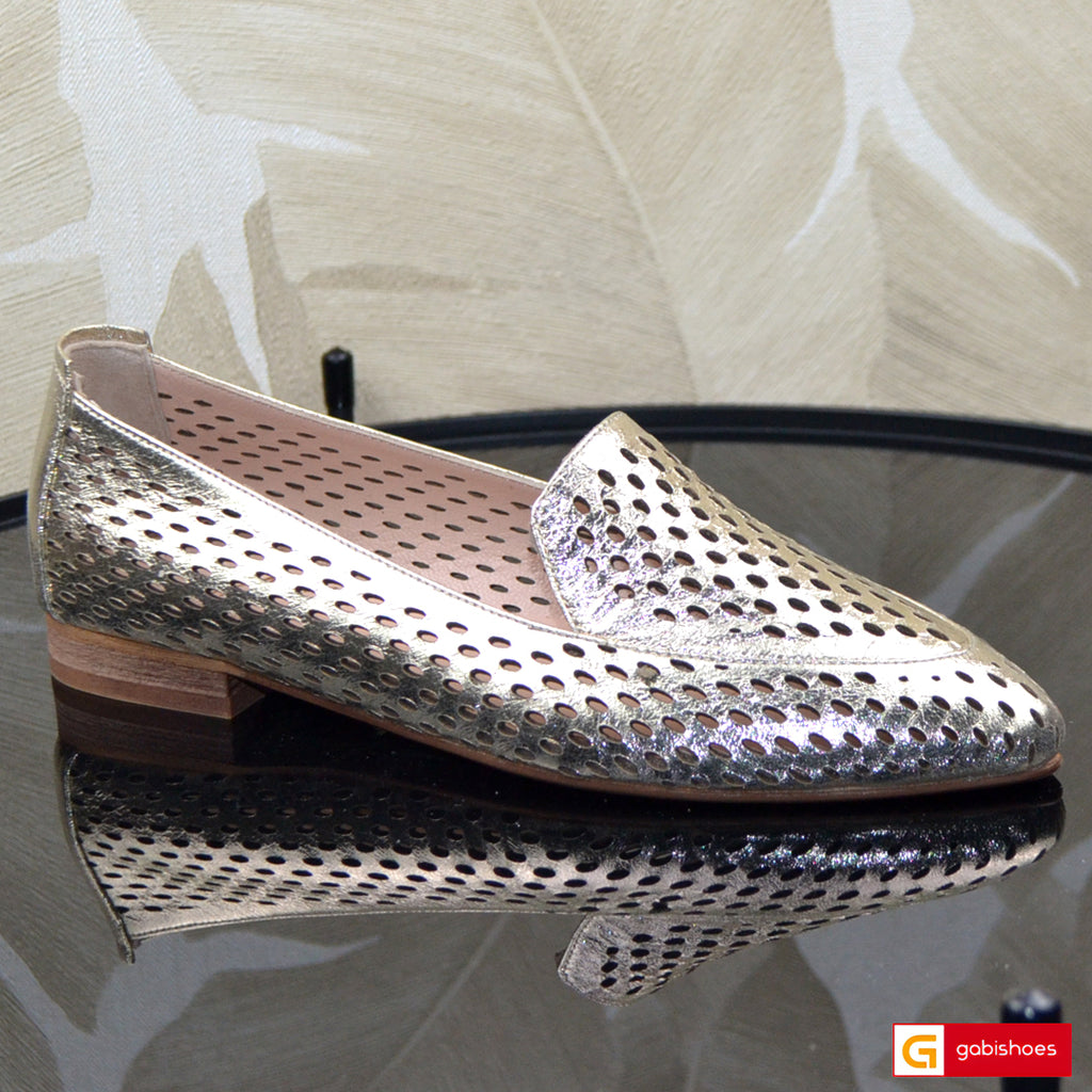 -Material: Piele Naturala
-Culoare: Aurie
-Tip: Pantofi
-Stil: Balerini

- Balerini piele naturala aurie cu gaurele&nbsp;
- Balerini cu burete special extra-confort
- Talpa bej, varf rotund, brant interior cu burete special mesina naturala bej
- Inaltime talpa : 1 cm
*Masuratori realizate pentru marimea 37