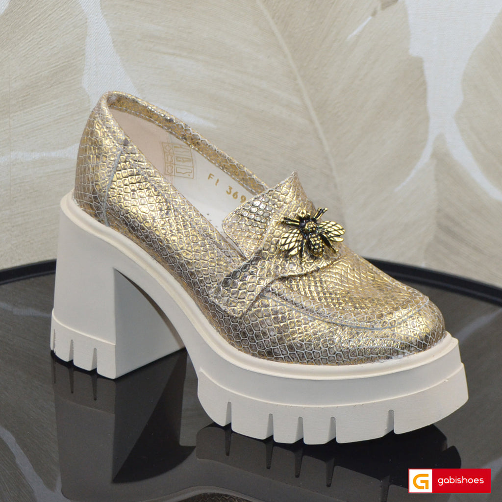 Material: Piele Naturala&nbsp;
Culoare: Aurie
Tip: Pantofi&nbsp;
Stil: Casual

- Pantofi piele naturala bej cu auriu si ornament&nbsp;
- Talpa Bej&nbsp;
- Interior brant cu burete special : mesina naturala&nbsp;
- Talpa inaltime 7.5 cm toc, talpa usoara
- Schimb&nbsp; gratuit
33=21-7 cm : 34=22,3 cm: 35 = 23 cm; 36 = 23,8cm; 37 = 24,5cm; 38 = 25,2 cm; 39 = 25,9cm; 40 = 26,6 cm

* Masuratori realizează pentru marimea 37