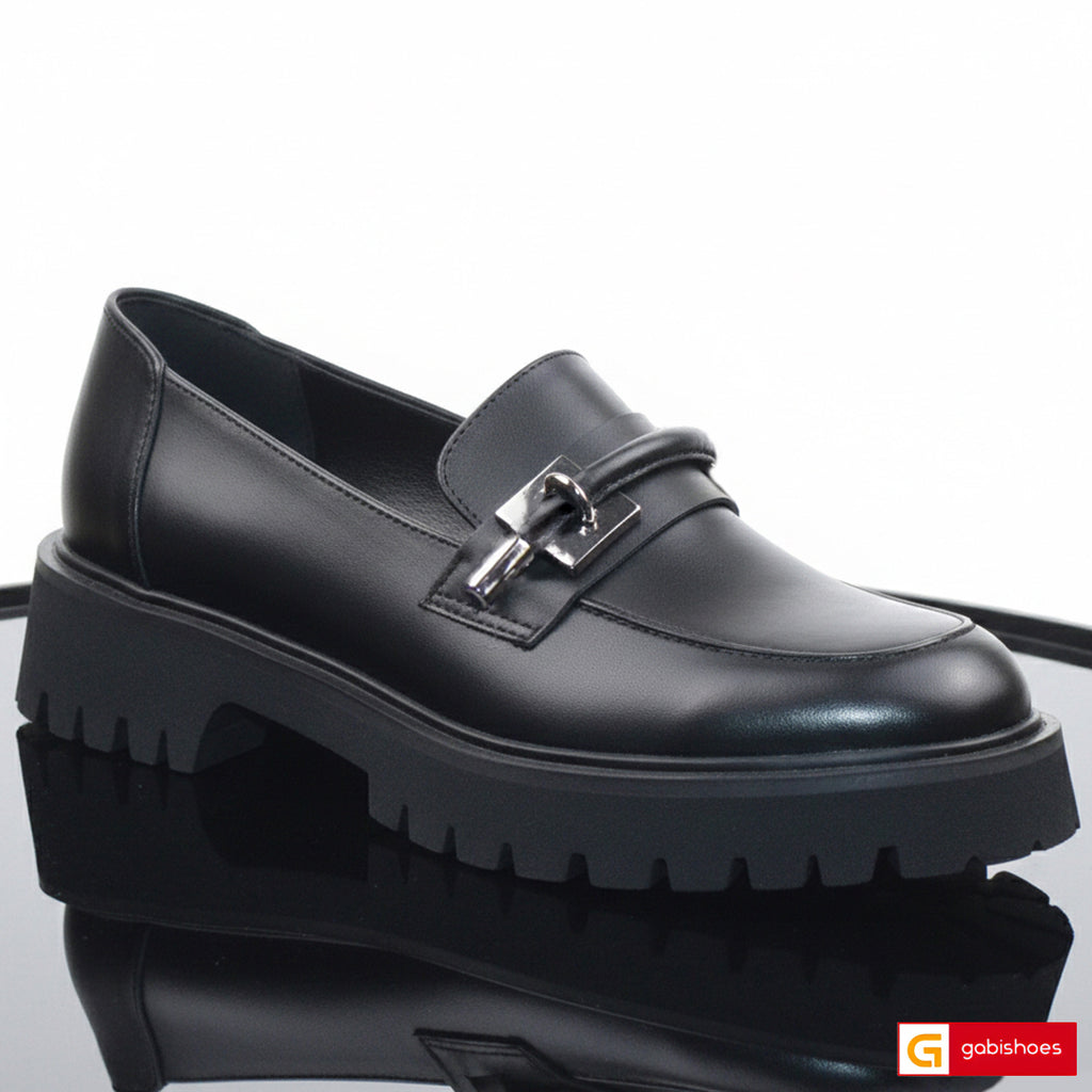Material: Piele Naturala&nbsp;
Culoare: Neagra
Tip: Pantofi&nbsp;
Stil: Casual

- Pantofi piele naturala neagra
- Pantofi cu ornament argintiu
- Talpa neagra&nbsp;
- Interior brant cu burete special, mesina naturala&nbsp;
- Talpa inaltime 3,5 cm toc, talpa usoara
- Schimb&nbsp; gratuit
* Masuratori realizează pentru marimea 37