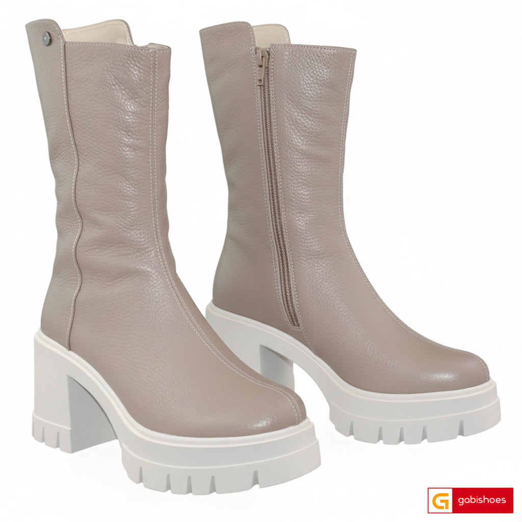 Material: Piele Naturala&nbsp;
Culoare: Taupe
Tip: Bocanci&nbsp;&nbsp;
Stil: Casual

- Bocanci piele naturala taupe , la cerere interior mesina naturala complet
- Bocanci cu fermoar ,inaltime de la talpa in sus 25 cm
- Talpa bej , varf rotunt, interior brant cu burete special, Talpa&nbsp; 7,5 cm&nbsp;
- Schimb gratuit , talpa usoara ,interior mesina bej sau neagra si material textil ,(MESINA NATURALA COMPLET +35 LEI )
* Masuratori realizeaza pentru marimea 37