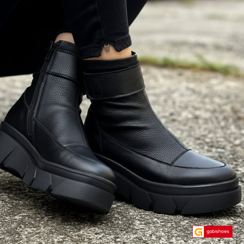 -Material: Piele Naturala cu strechi
-Culoare: Neagra
-Tip: Ghete streach
-Stil: Casual

- Ghete piele naturala neagra cu&nbsp; streach negru ,inaltime de la talpa in sus 17 cm
- Ghete cu fermoar, Toc inaltime 6 cm&nbsp;
- Talpa neagra cusuta , varf rotund , brant interior cu burete special,
- Schimb gratuit&nbsp;
* Masuratori realizate pentru marimea 37