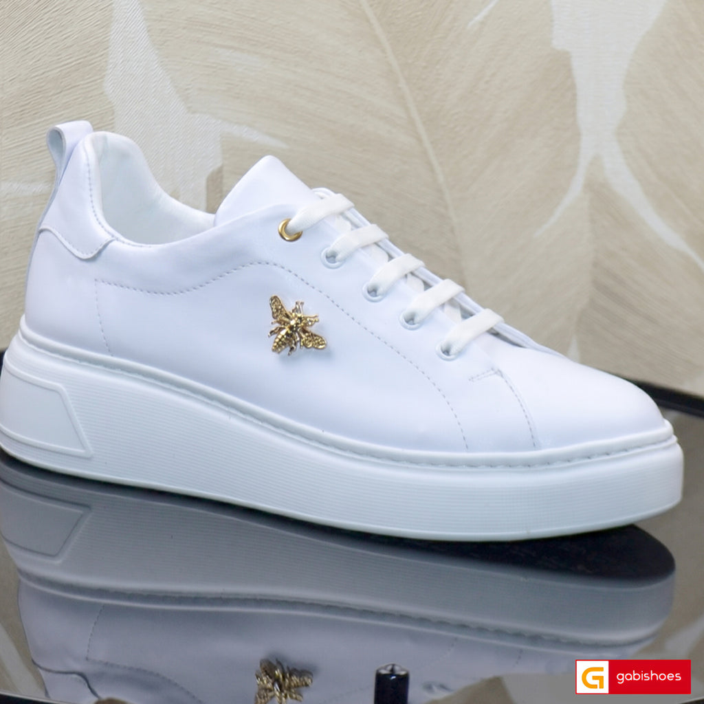Pantofi Sport Dama Piele Naturala Alba Lorena 3166-4

Material: Piele Naturala
Culoare: Alba
Tip: Pantofi
Stil: Sport
Caracteristici Pantofi sport piele naturala alba&nbsp; ,ornament argintiu
- Pantofi piele naturala alba ,&nbsp; sistem de inchidere cu siret&nbsp;
- Pantofi sport cu burete special extra-confort
- Talpa&nbsp;alba cusuta , brant interior cu burete special , mesina naturala&nbsp;&nbsp;
- Inaltime talpa : 5 cm&nbsp;
- Schimb gratuit
*Masuratori realizate pentru marimea 37.

Pantofii&nbsp;sunt c