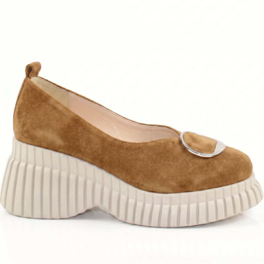 Material: Piele Naturala Intoarsa
Culoare: Maro
Tip: Pantofi&nbsp;
Stil: Casual&nbsp;
Caracteristici: pantofi dama piele natutala intoarsa maro
- Pantofi piele naturala intoarsa maro ,ornament argintiu
- Pantofi cu burete special extra-confort
- Talpa bej , brant interior cu burete special mesina naturala bej
- Inaltime talpa : 7cm in spate si platforma in fata 3cm
- Schimb gratuit
*Masuratori realizate pentru marimea 37.

Pantofii sunt confectionati din piele de calitate superioara.

Talpa pantofilor din p