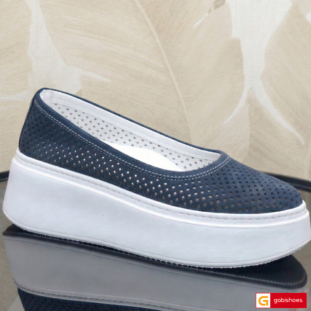 Material: Piele Naturala Intoarsa
Culoare: Bleumarin
Stil: Balerini&nbsp;
Caracteristici: balerini dama piele naturala intoarsa bleumarin cu model si cu imprimeu gaurele
- Balerini piele naturala intoarsa bleumarin
- Balerini cu burete special extra-confort
- Talpa alba cusuta , brant interior cu burete special mesina naturala&nbsp;
- Inaltime talpa : 6 cm
- Schimb gratuit
*Masuratori realizate pentru marimea 37.

Balerinii sunt confectionati din piele de calitate superioara.

Talpa balerinilor din piele na