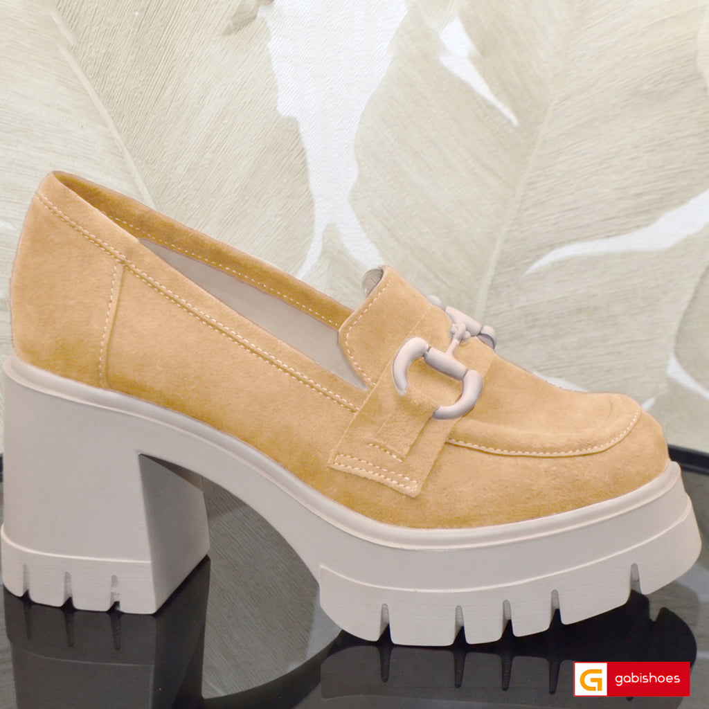 Pantofi Casual Dama Piele Naturala Lorena 3677-35 Material: Piele Naturala Intoarsa&nbsp; &nbsp; &nbsp; &nbsp; &nbsp; Culoare: Maro Deschis (coniac)
Tip: Pantofi
Stil: Casual
Caracteristici Pantofi Casual piele naturala intoarsa
- Pantofi piele naturala intoarsa coniac
- Pantofi casual cu burete special extra-confort
- Talpa bej , brant interior cu burete special , mesina naturala
- Inaltime talpa : 9 cm
- Schimb gratuit
*Masuratori realizate pentru marimea 37.

Pantofii sunt confectionatii din piele de cal