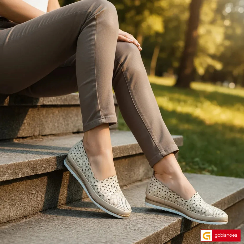 -Material: Piele Naturala
-Culoare: Bej
-Tip: Pantofi
-Stil: Balerini

- Balerini piele naturala Bej cu gaurele&nbsp;
- Balerini cu burete special extra-confort
- Talpa alb cu bej, varf rotund, brant interior cu burete special mesina naturala bej
- Inaltime talpa : 2 cm
*Masuratori realizate pentru marimea 37