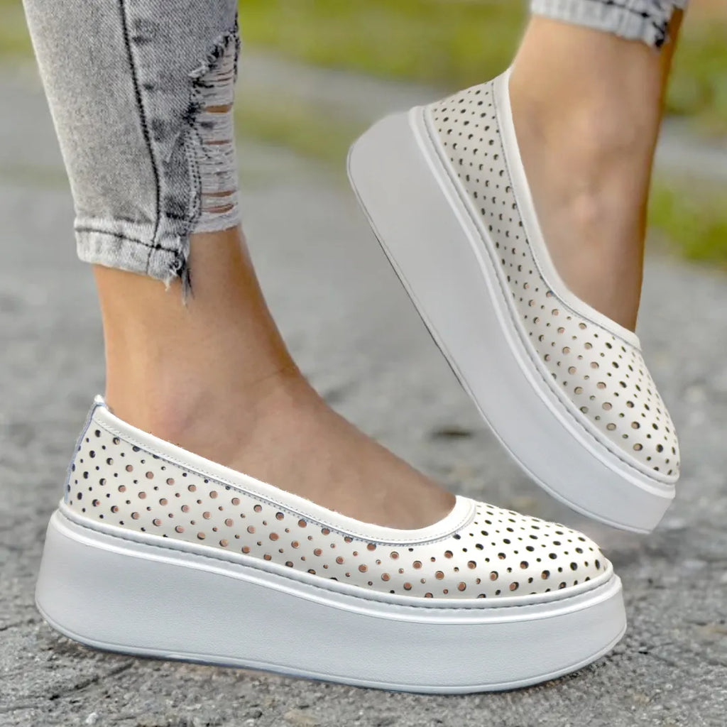 Material: Piele Naturala&nbsp;
Culoare: Bej
Tip: Pantofi&nbsp;
Stil: Balerini&nbsp;
Caracteristici: balerini dama piele natutala bej cu imprimeu gaurele
- Balerini piele naturala bej
- Balerini cu burete special extra-confort
- Talpa bej cusuta , brant interior cu burete special mesina naturala&nbsp;
- Inaltime talpa : 5,5cm
- Schimb gratuit
*Masuratori realizate pentru marimea 37.

Balerinii sunt confectionati din piele de calitate superioara.

Talpa balerinilor din piele naturala bej este din spuma , Foar