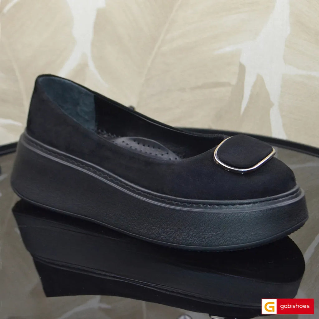 Balerini Dama Piele Naturala Intoarsa Neagra Gabriela 3146-80

Material: Piele Naturala&nbsp;
Culoare: Neagra
Tip: Pantofi&nbsp;
Stil: Balerini&nbsp;
Caracteristici balerini dama piele naturala neagra cu ornament argintiu cu negru
- Balerini piele naturala intoarsa neagra
- Balerini cu burete special extra-confort
- Talpa neagra cusuta , brant interior cu burete special mesina naturala&nbsp;
- Inaltime talpa : 6cm
- Schimb gratuit
*Masuratori realizate pentru marimea 37.

Balerinii sunt confectionati din pi