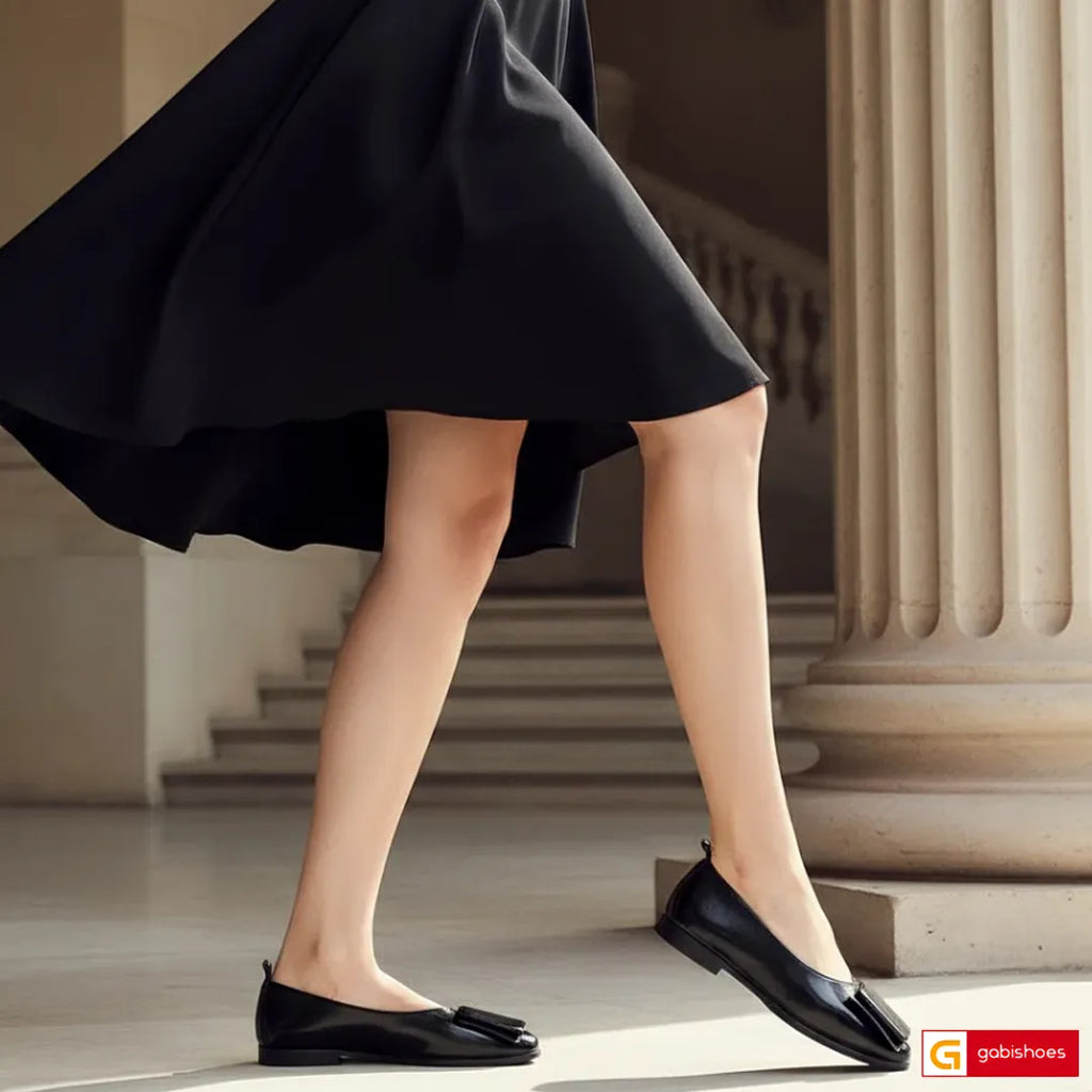 Balerini Piele Naturala Neagra Lacuita Lorena 1503

Material: Piele Naturala Lacuita
Culoare: Neagra
Tip: Balerini
Stil: Casual
Caracteristici : Pantofi casual piele naturala neagra lacuita
- Balerini piele naturala neagra lacuita
-Balerini cu burete special extra-confort
- Talpa neagra , brant interior cu burete special , mesina naturala&nbsp;&nbsp;
- Inaltime talpa : 1 cm&nbsp;
- Schimb gratuit
*Masuratori realizate pentru marimea 37.

Balerinii sunt confectionati din piele neagra de calitate superioara.
