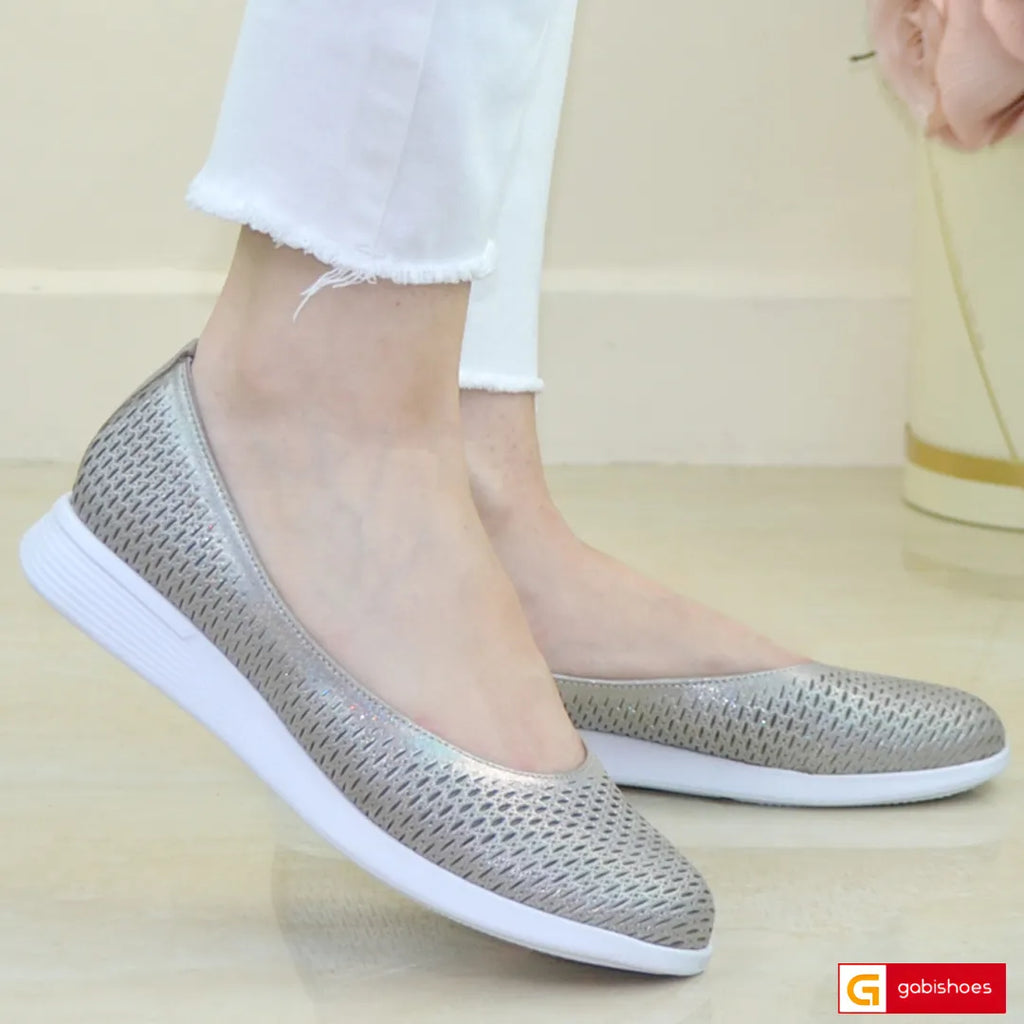 Balerini Piele Naturala Taupe Sidef Lorena 3857-1

Material: Piele Naturala
Culoare: Taupe sidef
Tip: Pantofi
Stil: Balerini
Caracteristici Balerini&nbsp; piele naturala taupe sidef
- Balerini piele naturala cu model gaurele
- Balerini cu burete special extra-confort
- Talpa alba , brant interior cu burete special , mesina naturala alba
- Inaltime talpa : 2 cm&nbsp;
- Schimb gratuit
*Masuratori realizate pentru marimea 37.

Balerinii sunt confectionatii din piele de calitate superioara.

Talpa balerinilor&n