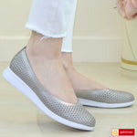 Balerini Piele Naturala Taupe Sidef Lorena 3857-1

Material: Piele Naturala
Culoare: Taupe sidef
Tip: Pantofi
Stil: Balerini
Caracteristici Balerini&nbsp; piele naturala taupe sidef
- Balerini piele naturala cu model gaurele
- Balerini cu burete special extra-confort
- Talpa alba , brant interior cu burete special , mesina naturala alba
- Inaltime talpa : 2 cm&nbsp;
- Schimb gratuit
*Masuratori realizate pentru marimea 37.

Balerinii sunt confectionatii din piele de calitate superioara.

Talpa balerinilor&n
