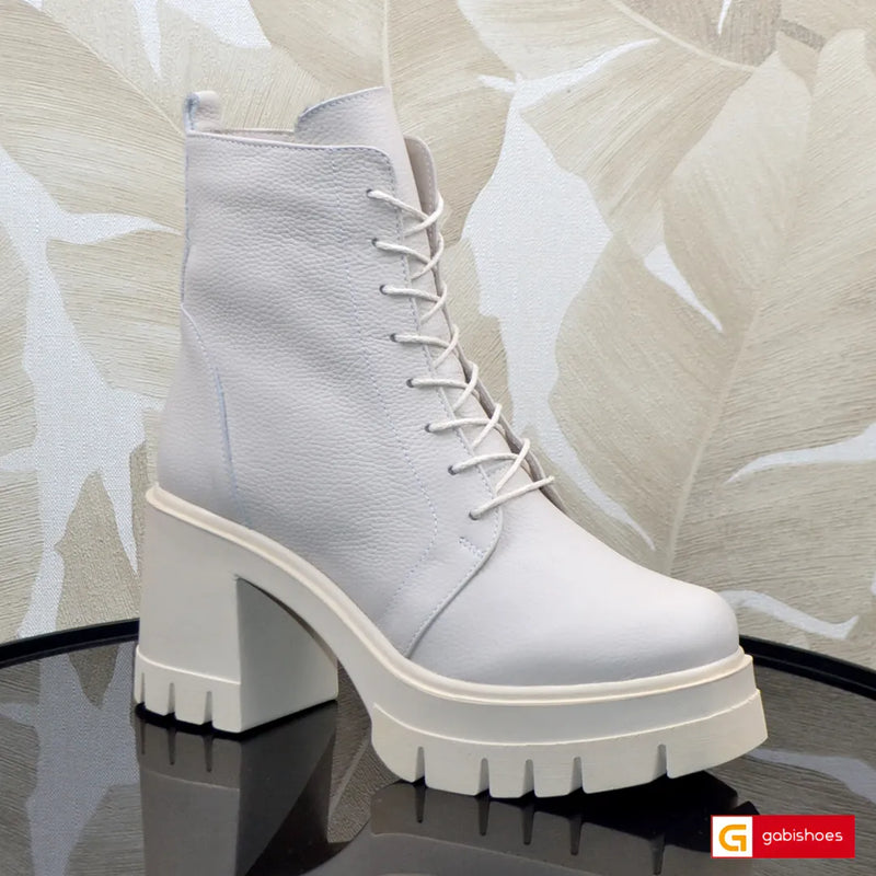Material: Piele Naturala
Culoare: Bej
Tip: Bocanc
Stil: Casual

- Bocanc piele naturala bej
- Bocanc cu siret si fermoar, inaltime gheata de la talpa in sus 17 cm
- Talpa bej&nbsp;
- Interior brant cu burete special, la alegere: mesina naturala neagra si blanita&nbsp; sintetica neagra ,(mesina naturala complet +35 lei )
- Talpa inaltime 7.5 cm toc, talpa usoara
- Schimb&nbsp; gratuit
35 = 23 cm; 36 = 23,8cm; 37 = 24,5cm; 38 = 25,2 cm; 39 = 25,9cm; 40 = 26,6 cm

* Masuratori realizează pentru marimea 37