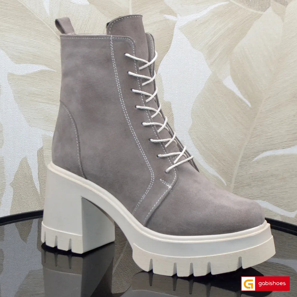 Material: Piele Naturala Intoarsa
Culoare: Taupe
Tip: Bocanc
Stil: Casual

- Bocanc piele naturala intoarsa taupe
- Bocanc cu siret si fermoar, inaltime gheata de la talpa in sus 17 cm
- Talpa bej&nbsp;
- Interior brant cu burete special, la alegere: mesina naturala si blanita&nbsp; sintetica&nbsp; ,(mesina naturala complet +35 lei )
- Talpa inaltime 7.5 cm toc, talpa usoara
- Schimb&nbsp; gratuit
33=22cm :34=22,5cm :35 =23 cm; 36 = 23,8cm; 37 = 24,5cm; 38 = 25,2 cm; 39 = 25,9cm; 40 = 26,6 cm

* Masuratori 